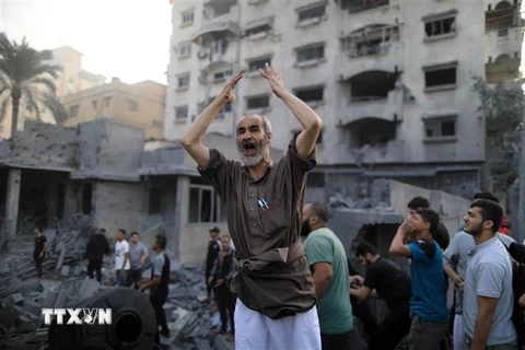Người dân bị mất nhà cửa sau cuộc không kích của Israel xuống Dải Gaza ở Khan Younis. (Ảnh: THX/TTXVN)