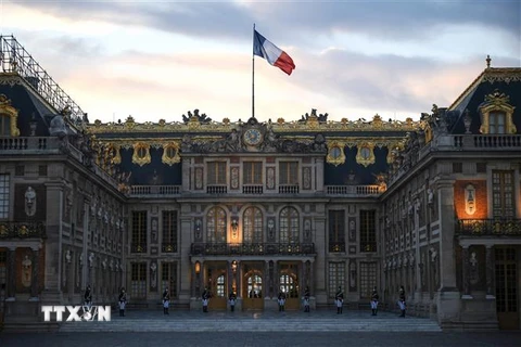 Lực lượng Vệ binh Quốc gia Pháp gác bên ngoài Cung điện Versailles ở thủ đô Paris. (Ảnh: AFP/TTXVN)