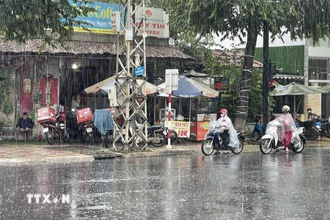 Do ảnh hưởng của áp thấp, Quảng Ngãi xuất hiện mưa lớn kéo dài. (Ảnh: Phạm Cường/TTXVN)
