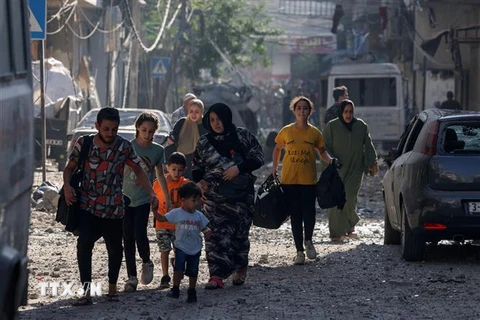 Người dân Palestine sơ tán khỏi thành phố Gaza nhằm tránh xung đột giữa Israel và Phong trào Hamas. (Ảnh: AFP/TTXVN)