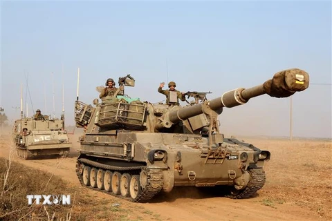 Xe quân sự Israel di chuyển tại khu vực gần biên giới với Dải Gaza. (Ảnh: AFP/TTXVN)