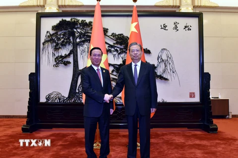 Chủ tịch nước Võ Văn Thưởng và Ủy viên trưởng Nhân đại Toàn quốc Trung Quốc Triệu Lạc Tế trong cuộc gặp tại Bắc Kinh. (Ảnh: Dương Trung Cường/TTXVN)