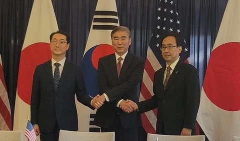  Ba đặc phái viên của Mỹ, Nhật Bản và Hàn Quốc tại cuộc họp ba bên ở Jakarta (Indonesia). (Nguồn: Yonhap)