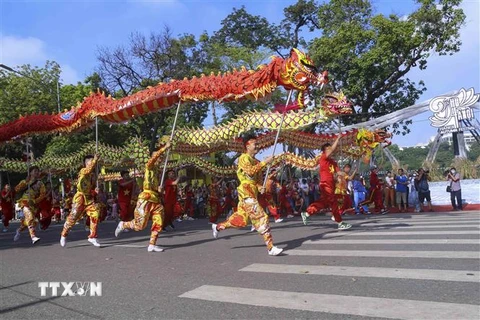 Tiết mục múa rồng của huyện Thanh Oai tại Festival Thu Hà Nội. (Ảnh: Tuấn Đức/TTXVN)