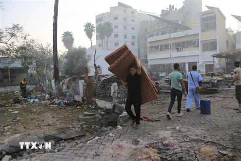 Cảnh tàn phá sau vụ không kích của Israel vào bệnh viện Al-Ahli ở Dải Gaza. (Ảnh: THX/TTXVN)
