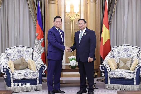Thủ tướng Phạm Minh Chính gặp Thủ tướng Campuchia Hun Manet. (Ảnh: Dương Giang/TTXVN)