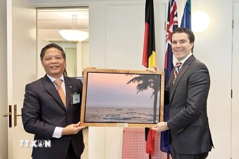 Trưởng Ban Kinh tế Trung ương Trần Tuấn Anh tặng quà lưu niệm đồng Bộ trưởng Ngoại giao Australia Tim Watts. (Ảnh: TTXVN phát)