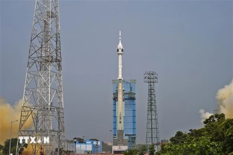 Vụ phóng thử tàu vũ trụ không người lái từ Trung tâm Vũ trụ Satish Dhawan ở Sriharikota, Ấn Độ. (Ảnh: AFP/TTXVN)