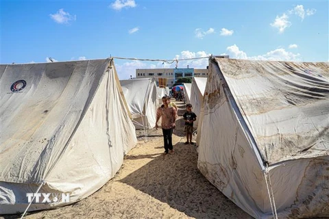 Khu trại tạm dành cho người dân phải rời bỏ nhà cửa do xung đột tại Khan Younis, Dải Gaza. (Ảnh: THX/TTXVN)