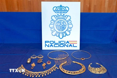 Các món trang sức cổ bằng vàng được cảnh sát Tây Ban Nha thu hồi tại Madrid. (Ảnh: AFP/TTXVN)