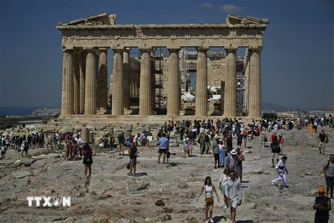 Khách du lịch tham quan thành cổ Acropolis ở Athens, Hy Lạp. (Ảnh: AFP/TTXVN)