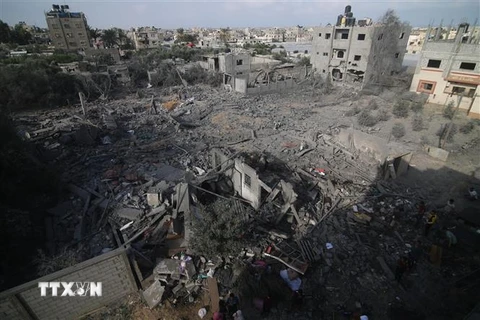Tòa nhà bị phá hủy sau một cuộc không kích của Israel xuống thành phố Khan Younis ở Dải Gaza. Ảnh: THX/TTXVN)