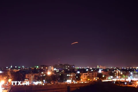 Lực lượng phòng không Syria đánh chặn tên lửa do Israel phóng xuống sân bay Damascus. (Ảnh: AFP/TTXVN)