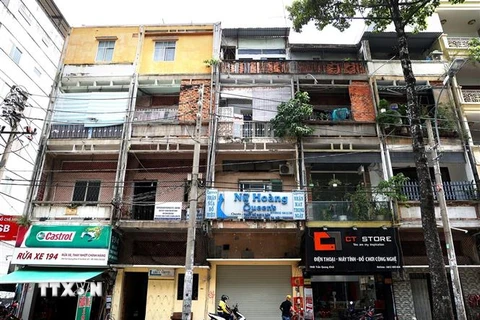 Một khu chung cư cũ trên đường Trần Quang Khải, phường Tân Định, Quận 1. (Ảnh: Hồng Đạt/TTXVN)