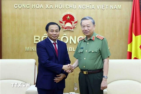 Đại tướng Tô Lâm, Bộ trưởng Bộ Công an tiếp Trưởng Cơ quan đại diện Bộ Công an Lào tại Việt Nam Phayvanh Sitthi Chanh. (Ảnh: Phạm Kiên/TTXVN)