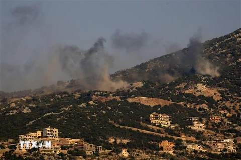 Khói bốc lên từ thị trấn Al-Marion của Liban sau vụ tấn công của Israel ngày 14/10. (Ảnh: THX/TTXVN)