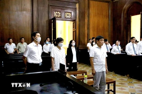 Các bị cáo tại phiên tòa ngày 30/10. (Ảnh: Thành Chung/TTXVN)
