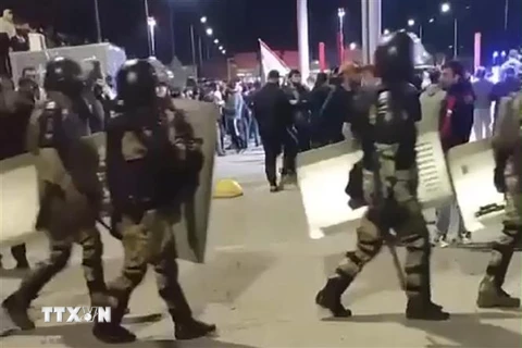 Cảnh sát được huy động để giải tán người biểu tình xâm nhập vào bên trong Sân bay Makhachkala. (Ảnh: AFP/TTXVN)