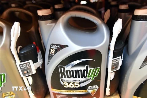 Thuốc diệt cỏ Roundup được bày bán tại cửa hàng ở San Rafael, California, Mỹ. (Ảnh: AFP/TTXVN)
