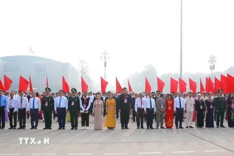 Các điển hình tiêu biểu dự lễ báo công dâng Bác. (Ảnh: Phương Hoa/TTXVN)