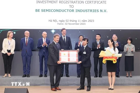 Thủ tướng Phạm Minh Chính và Thủ tướng Hà Lan Mark Rutte chứng kiến lễ trao văn kiện hợp tác giữa doanh nghiệp Việt Nam và Công ty BESI. (Ảnh: Dương Giang/TTXVN)