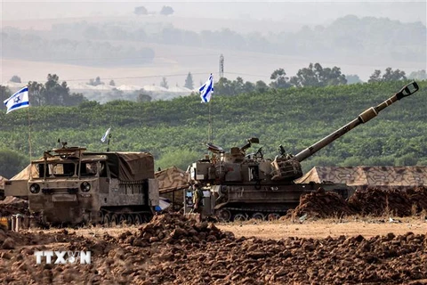 Pháo tự hành M109 của quân đội Israel được triển khai gần thành phố miền Nam Sderot, dọc biên giới với Dải Gaza. (Ảnh: AFP/TTXVN)