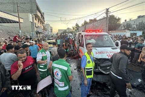 Xe cứu thương bị hư hại sau vụ tấn công của Israel tại khu vực bên ngoài Bệnh viện Al-Shifa, Dải Gaza. (Ảnh: AFP/TTXVN) 