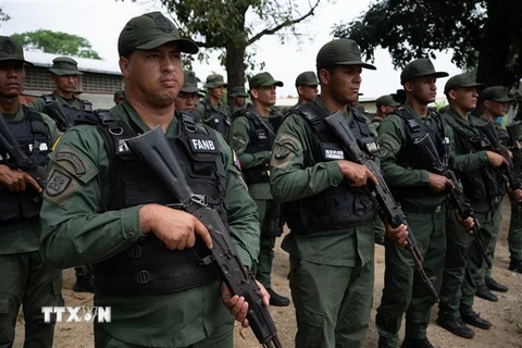 Cảnh sát Venezuela tại cuộc họp báo sau khi lực lượng an ninh kiểm soát nhà tù Tocuyito ở Tocuyito, bang Carabobo, ngày 26/10. (Ảnh: AFP/TTXVN)