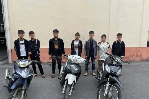 Điều tra nhóm thiếu niên gây rối trật tự, trêu Cảnh sát Giao thông tại Hạ Long. (Ảnh: Công an Quảng Ninh)