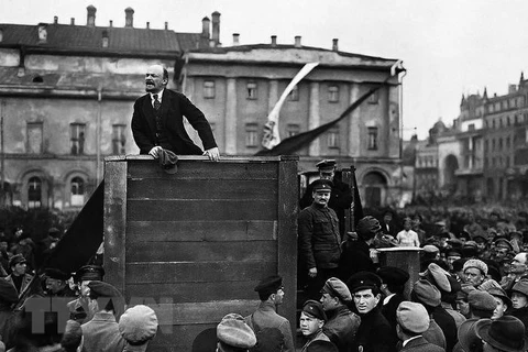 V.I. Lenin đọc diễn văn tại Quảng trường Đỏ ở Moskva trong Lễ kỷ niệm một năm ngày Cách mạng Tháng Mười Nga vĩ đại, 7/11/1918. (Ảnh: Tư liệu/TTXVN phát)