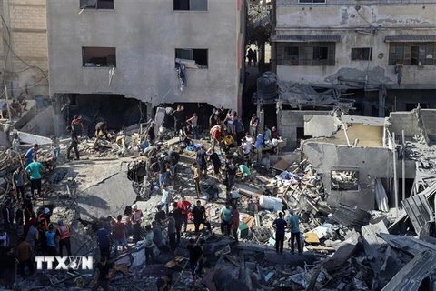 Hoạt động cứu hộ được triển khai sau cuộc không kích của Israel xuống thành phố Khan Younis, Dải Gaza, ngày 6/11. (Ảnh: THX/TTXVN)