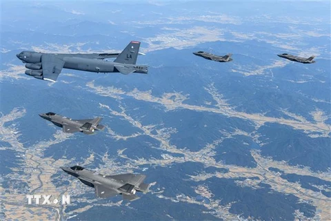 Máy bay ném bom chiến lược B-52H của Mỹ (giữa) tham gia cuộc tập trận không quân chung với tiêm kích F-35A của Hàn Quốc ngày 17/10. (Ảnh: AFP/TTXVN)