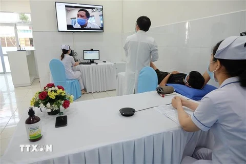 Trong ảnh: Thăm khám trực tuyến có sự tham gia của các y, bác sỹ Bệnh viện Đại học Y Hà Nội và Bệnh viện 199. (Ảnh: TTXVN phát)