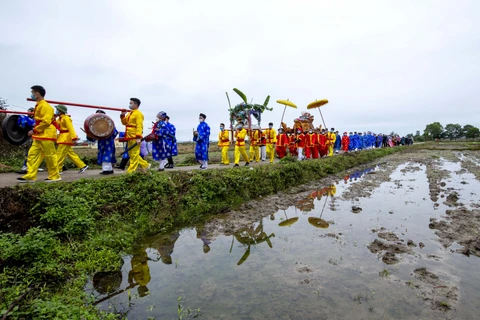 Đoàn rước thần trong Lễ hội Đình Vạn Ninh (Nguồn: Báo Quảng Ninh)