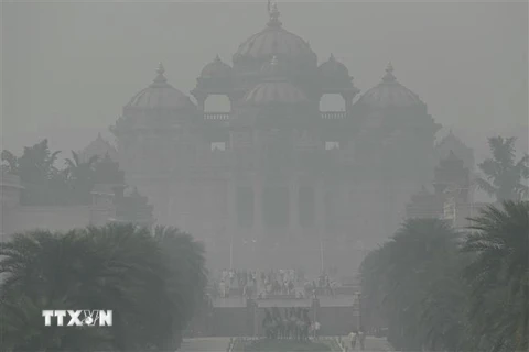 Sương mù bao phủ tại New Delhi, Ấn Độ. (Ảnh: AFP/TTXVN)
