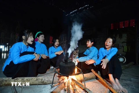 Học sinh Trường Trung học Cơ sở Đại Dực 1 (huyện miền núi Tiên Yên, Quảng Ninh) trong buổi tập luyện bảo tồn tiếng hát Soóng Cọ. (Ảnh: Minh Đức/TTXVN)