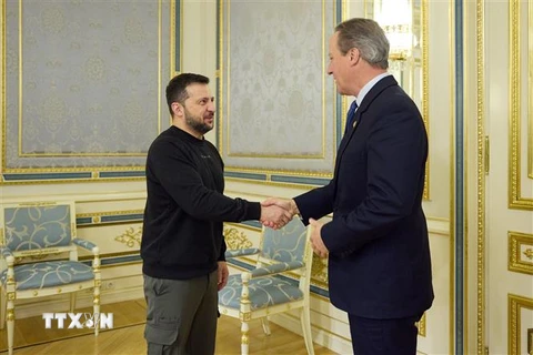 Tổng thống Ukraine Volodymyr Zelensky (trái) và Ngoại trưởng Anh David Cameron tại cuộc gặp ở Kiev. (Ảnh: AFP/TTXVN)