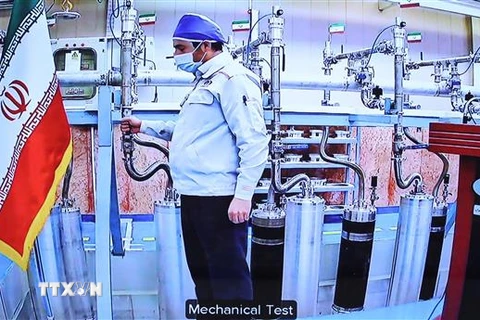 Kỹ thuật viên làm việc tại cơ sở hạt nhân Natanz, Iran. (Ảnh: AFP/TTXVN)