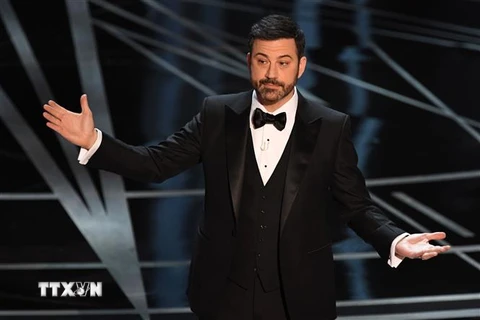 Jimmy Kimmel dẫn chương trình tại lễ trao giải Oscar lần thứ 89. (Ảnh: AFP/TTXVN)