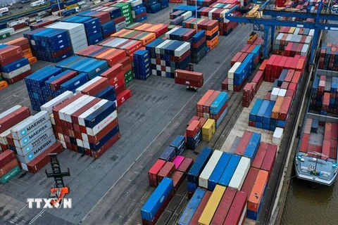 Các container hàng hóa tại cảng Duisburg, Đức. (Ảnh: AFP/TTXVN)
