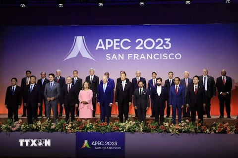 Chủ tịch nước Võ Văn Thưởng với các Nhà lãnh đạo kinh tế APEC. (Ảnh: Thống Nhất/TTXVN)