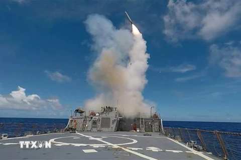 Tên lửa hành trình Tomahawk được phóng từ tàu khu trục USS Stethem. (Ảnh: AFP/TTXVN) 