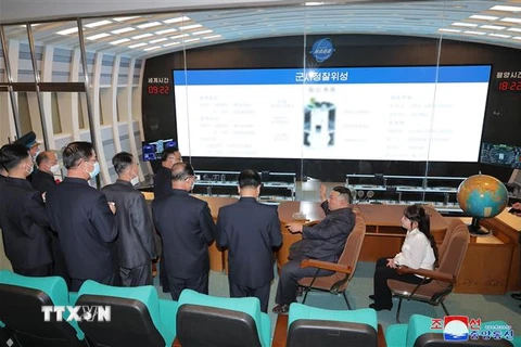 Nhà lãnh đạo Triều Tiên Kim Jong-un (thứ 2, phải) thị sát Cơ quan Phát triển hàng không vũ trụ quốc gia tại Bình Nhưỡng, ngày 18/4. (Ảnh: Yonhap/TTXVN) 