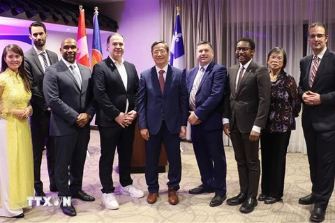 Đại sứ Việt Nam tại Canada Phạm Vinh Quang (giữa) chụp ảnh lưu niệm cùng đại diện Chính quyền Canada, tỉnh bang Quebec, thành phố Montreal và CABC. (Ảnh: Trung Dũng/TTXVN)