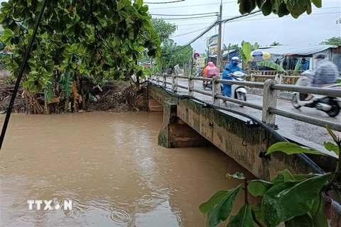 Tuyến kênh thoát nước được khơi thông nên đợt mưa từ ngày 13-17/11 vừa qua, khu vực đường Mẹ Suốt không bị ngập úng. (Ảnh: Quốc Dũng/TTXVN) 