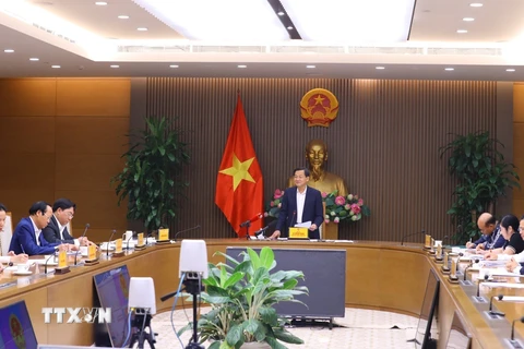 Phó Thủ tướng Lê Minh Khái chủ trì cuộc họp. (Ảnh: Văn Điệp/TTXVN)