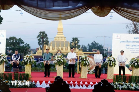 Thủ tướng Sonexay Siphandon và các quan khách Lào cắt băng khai mạc Năm Du lịch Lào 2024. (Ảnh: Phạm Kiên/TTXVN) 