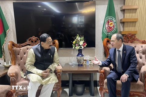 Đại sứ Nguyễn Mạnh Cường trao đổi với Thị trưởng Chittagong Rezaul Karim Chowdhury. (Ảnh: TTXVN phát)