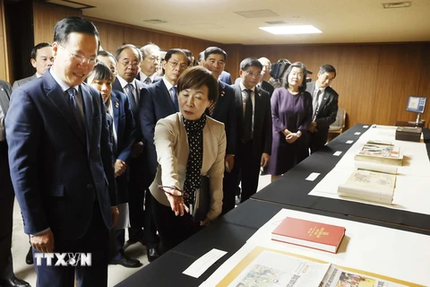 Chủ tịch nước Võ Văn Thưởng thăm Thư viện Quốc hội Nhật Bản. (Ảnh: Thống Nhất/TTXVN)