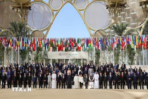 Thủ tướng Phạm Minh Chính và đại diện các nước tham dự COP28 chụp ảnh chung. (Ảnh: Dương Giang/TTXVN)